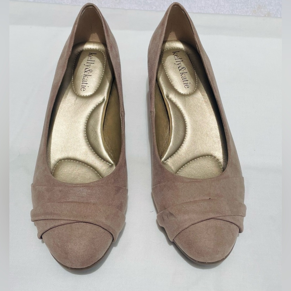Kelly & Katie KK Sammy Taupe women’s low wedge shoe - size 8.5 standard width